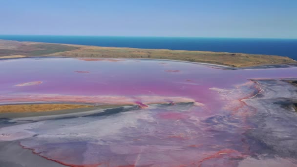 Вид с воздуха на розовое озеро возле Черного моря в Крыму — стоковое видео