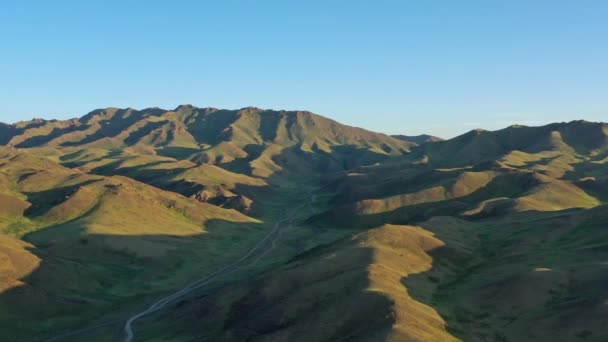 Gün batımında Yol Vadisi 'ndeki dağların manzarası — Stok video