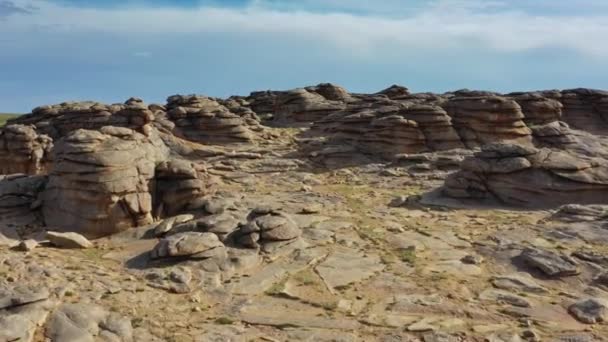 Klippformationer och staplade stenar i Mongoliet — Stockvideo