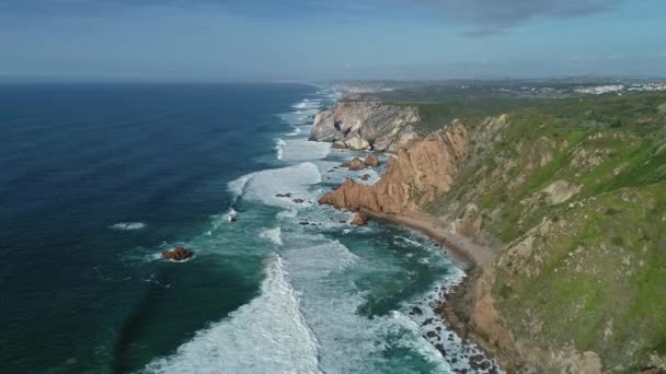 Costa atlántica con acantilados de roca y olas — Vídeos de Stock