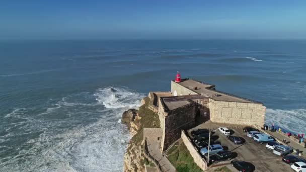 Nasıra'da bir kale ile bir uçurum üzerinde deniz feneri — Stok video