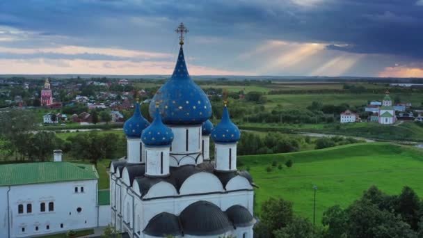Luchtfoto van kremlin in Suzdal Rusland — Stockvideo