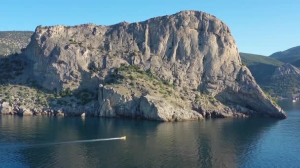 크림 반 도에 있는 바위와 바다를 그린 공중 사진 — 비디오