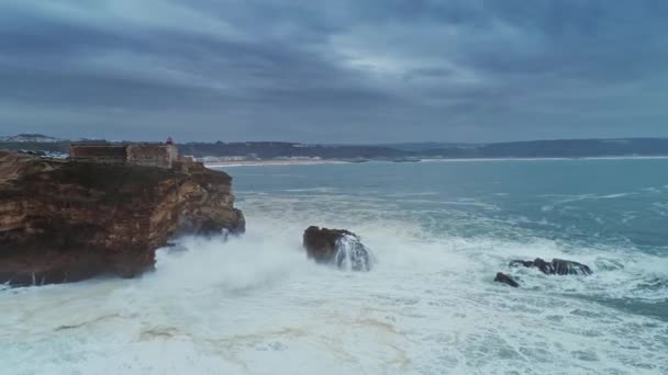 Lighthouse on cliff with fortress in Nazare — Stock Video