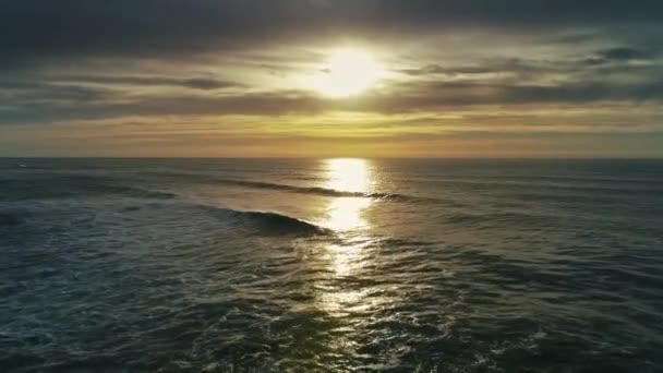 Voler vers le soleil couchant au-dessus de l'océan Atlantique — Video