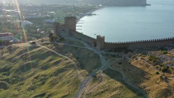 Вид с воздуха на древнюю генуэзскую крепость в Крыму — стоковое видео