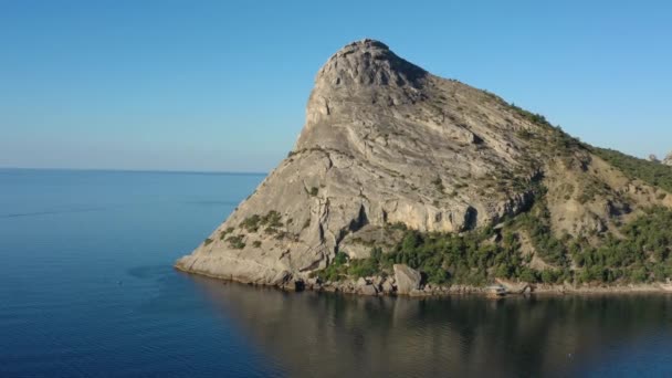 Luchtfoto van alpene afgronden en zee in de Krim — Stockvideo