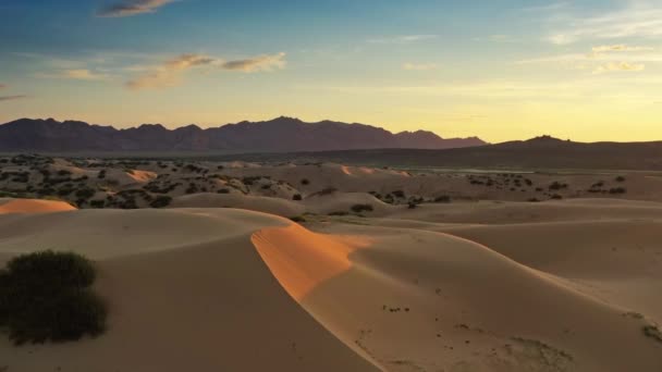 Letecký pohled na písečné duny při východu slunce v Mongolsku — Stock video