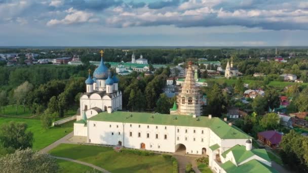 Vista aérea sobre o Kremlin na Rússia Suzdal — Vídeo de Stock
