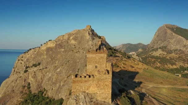 Вид с воздуха на древнюю генуэзскую крепость в Крыму — стоковое видео