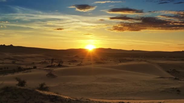 Vue aérienne du lever de soleil béatifique dans le désert — Video