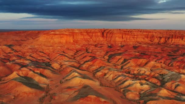 Texturale kleurrijke gestreepte canyons Tsagaan suvarga — Stockvideo