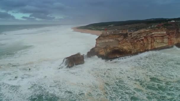 Leuchtturm auf Klippe mit Festung in Nazare — Stockvideo