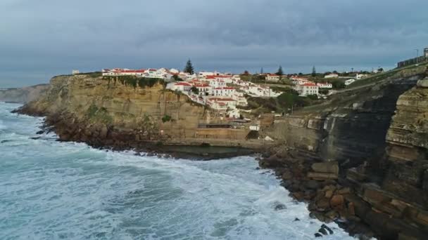 Aérien de la ville côtière Azenhas do Mar au Portugal — Video