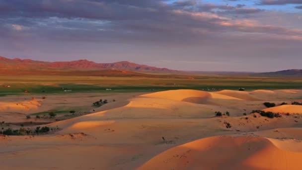 Вид с воздуха на песчаные дюны на восходе солнца в Монголии — стоковое видео