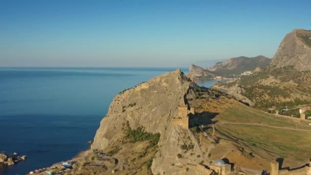 Luchtfoto van het oude Genuese fort in de Krim — Stockvideo