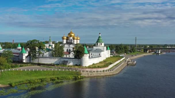 Вид с воздуха на Ипатьевский монастырь в Костроме — стоковое видео