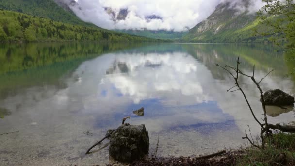 Bohinjsko jezero entre montanhas na Eslovénia — Vídeo de Stock
