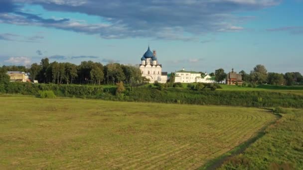 Вид с воздуха на Кремль в Суздале — стоковое видео