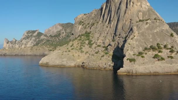 Vista aérea de moutains rocas y el mar en Crimea — Vídeo de stock