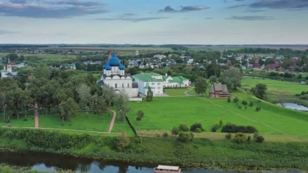 Aerial view on kremlin and boat in Suzdal Russia — Stock Video