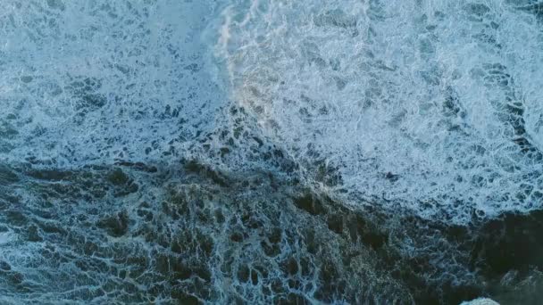 大西洋の大きな波の空中トップビュー — ストック動画