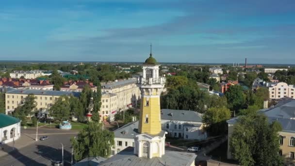 Kostromaの消防塔の眺めの周りの空中 — ストック動画