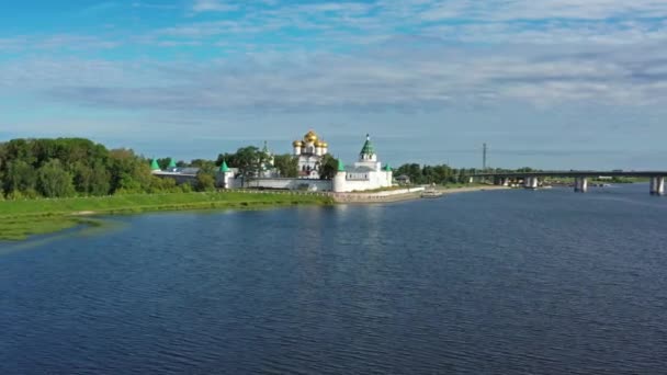 Vue aérienne du monastère Ipatievsky à Kostroma — Video