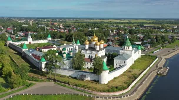 Luchtfoto van het klooster van Ipatievsky in Kostroma — Stockvideo