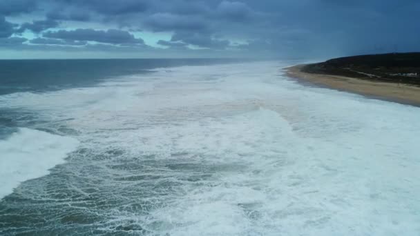 Vista aérea sobre grandes olas Océano Atlántico en tormenta — Vídeos de Stock
