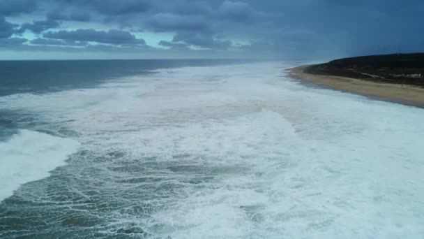 Vista aerea sulle grandi onde Oceano Atlantico a tempesta — Video Stock