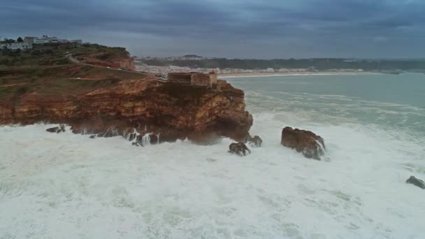 Faro en acantilado con fortaleza en Nazare — Vídeo de stock