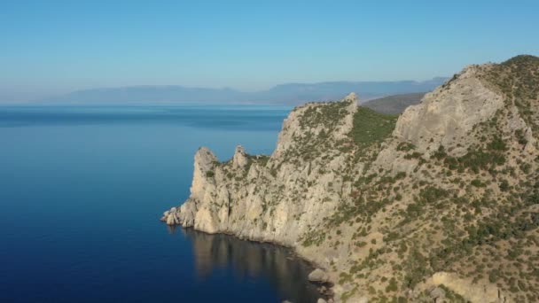 Вид с воздуха на скалы и море в Крыму — стоковое видео