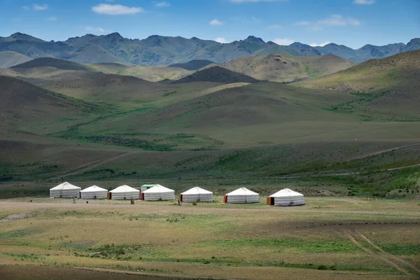 Yurtas entre montañas en Mongolia — Foto de Stock