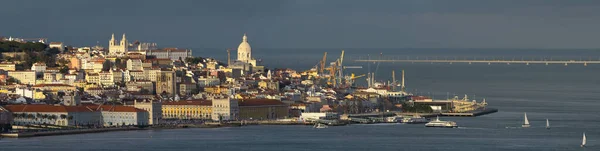 Liisbon Altstadt bei Sonnenuntergang — Stockfoto