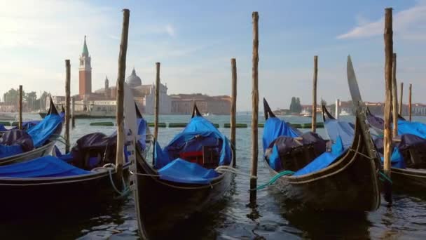 ジョルジョ マッジョーレ教会を背景にしたカナル グランデの伝統的なゴンドラ マルコ ヴェネツィア イタリア パノラマ4K — ストック動画