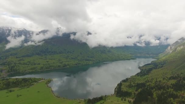 Vista Aérea Sobre Bohinjsko Jezero Entre Montanhas Eslovénia Primavera — Vídeo de Stock