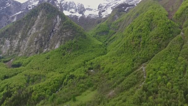 Volando Sobre Casas Las Montañas Primavera Eslovenia — Vídeos de Stock