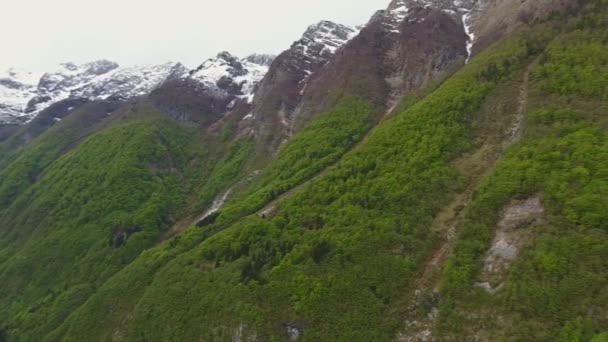 春天飞越斯洛文尼亚的高山和河流 全景4K — 图库视频影像