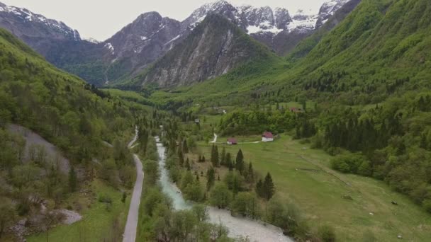 Voando Sobre Rio Montanha Casas Eslovénia Primavera — Vídeo de Stock