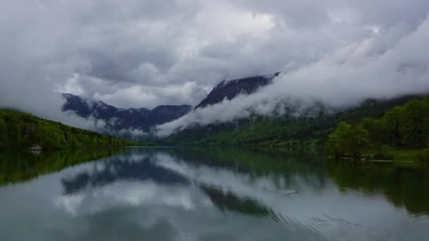 Bohinjsko Jezero Entre Montanhas Eslovênia Primavera Manhã Timelapse — Vídeo de Stock