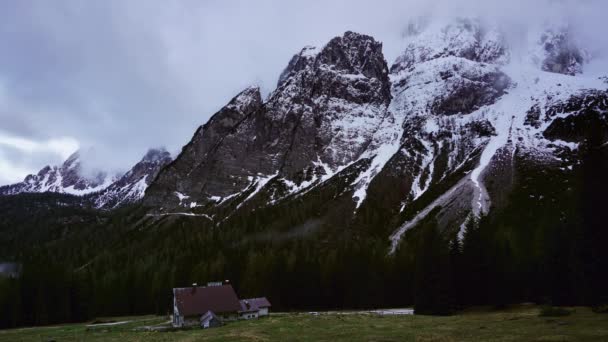 Góry Śniegu Chmury Wieczorem Krajobraz Alpach Timelapse — Wideo stockowe