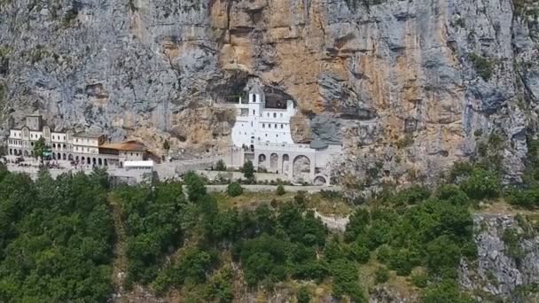 Vista Aérea Iglesia Del Monasterio Ostrog Bajo Altos Muros Montaña — Vídeo de stock