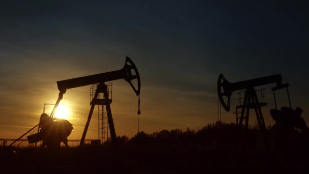 Trabalhando Silhueta Bombas Óleo Contra Pôr Sol — Vídeo de Stock