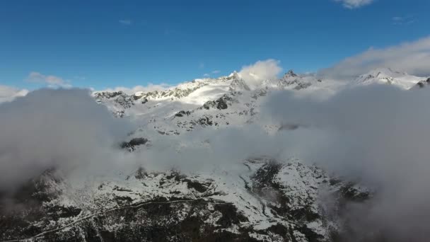 Volando Través Nubes Entre Montañas Cubiertas Nieve Paisaje Aéreo Adamello — Vídeos de Stock