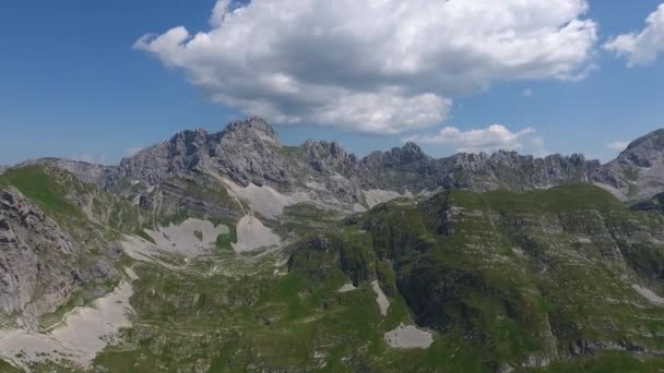 黑山Durmitor公园的Bobotov Kuk和其他山区的空中景观 — 图库视频影像