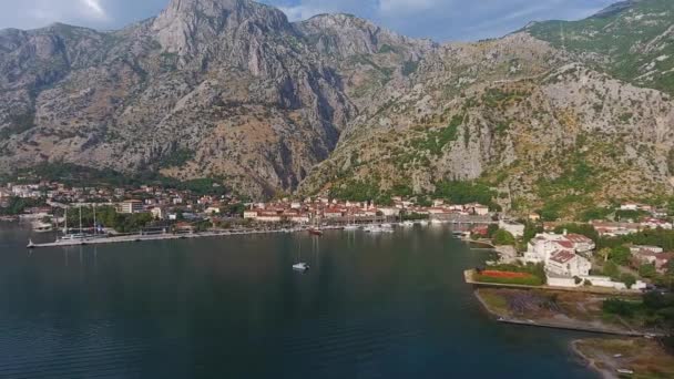 Kotorbukten Kotorbukten Boka Kotorska Och Muromgärdad Gammal Stad Montenegro Flygbild — Stockvideo