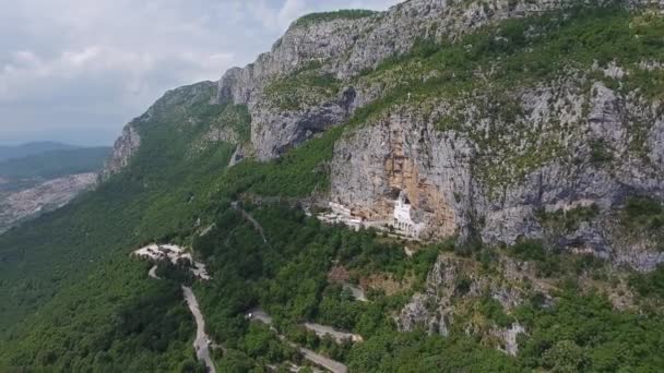 Panorama Aéreo Con Iglesia Del Monasterio Ostrog Debajo Las Paredes — Vídeo de stock