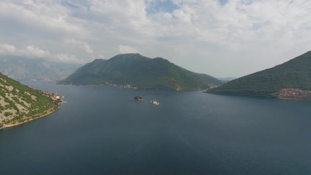モンテネグロ ヨーロッパ 4Kのコトル湾 Boka Kotorska と山の空中写真 — ストック動画