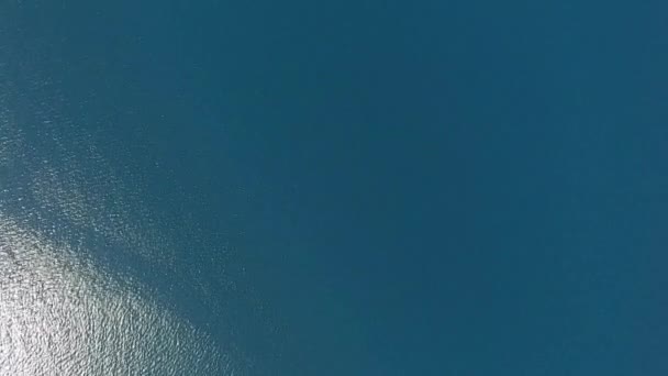 Volando Sobre Superficie Azul Del Agua Mar Vista Superior — Vídeos de Stock